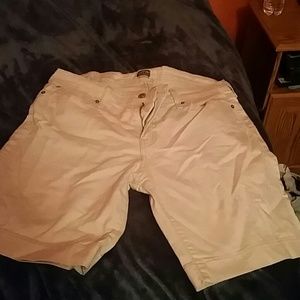 Creme shorts